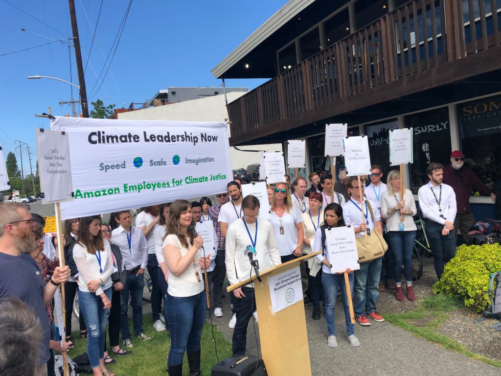 Une manifestation organisée après le vote. // Source : AMZNforClimate