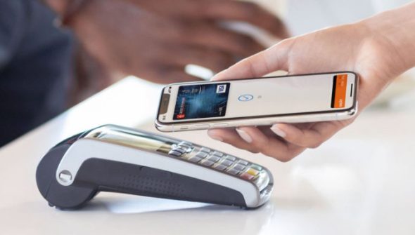 Apple Pay utilise la puce NFC de l'iPhone, à laquelle les autres développeurs n'ont pas droit. // Source : Apple Apple Pay utilise la puce NFC de l'iPhone, à laquelle les autres développeurs n'ont pas droit. // Source : Apple