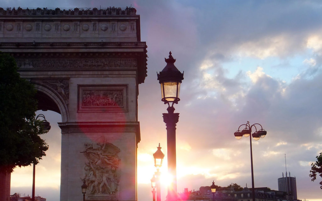 Un coucher de Soleil à côté de l'Arc de Triomphe. // Source : Pixabay (photo recadrée) Un coucher de Soleil à côté de l'Arc de Triomphe. // Source : Pixabay (photo recadrée)