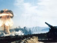 Un test de bombe atomique en 1953. // Source : Wikimedia/Domaine public (photo recadrée)
