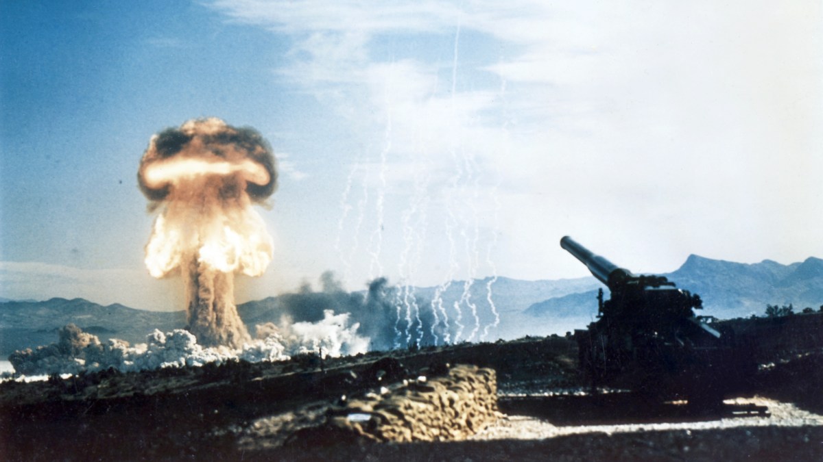 Un test de bombe atomique en 1953. // Source : Wikimedia/Domaine public (photo recadrée) Un test de bombe atomique en 1953. // Source : Wikimedia/Domaine public (photo recadrée)
