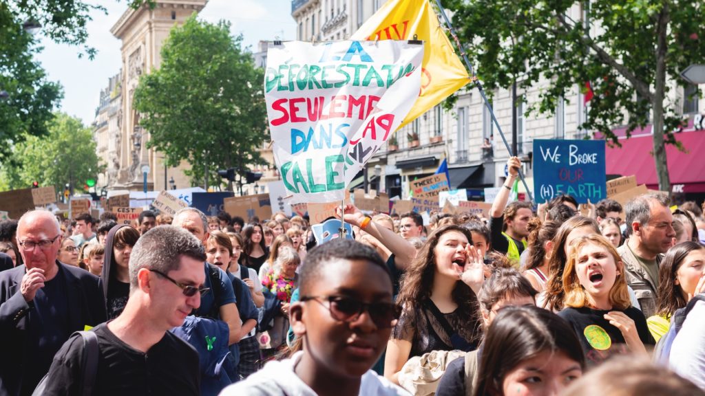 La jeunesse dans la rue pour protéger le climat // Source : Léa Hamadi pour Numerama La jeunesse dans la rue pour protéger le climat // Source : Léa Hamadi pour Numerama
