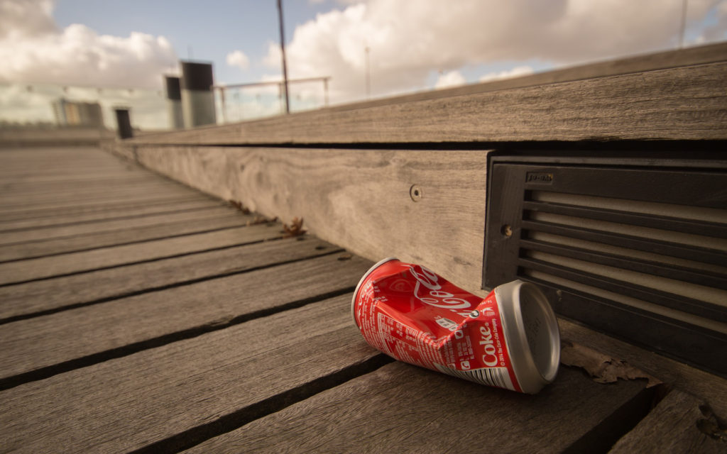 Une canette de Coca-Cola qui ne sera pas recyclée. // Source : Pixabay (photo recadrée) Une canette de Coca-Cola qui ne sera pas recyclée. // Source : Pixabay (photo recadrée)