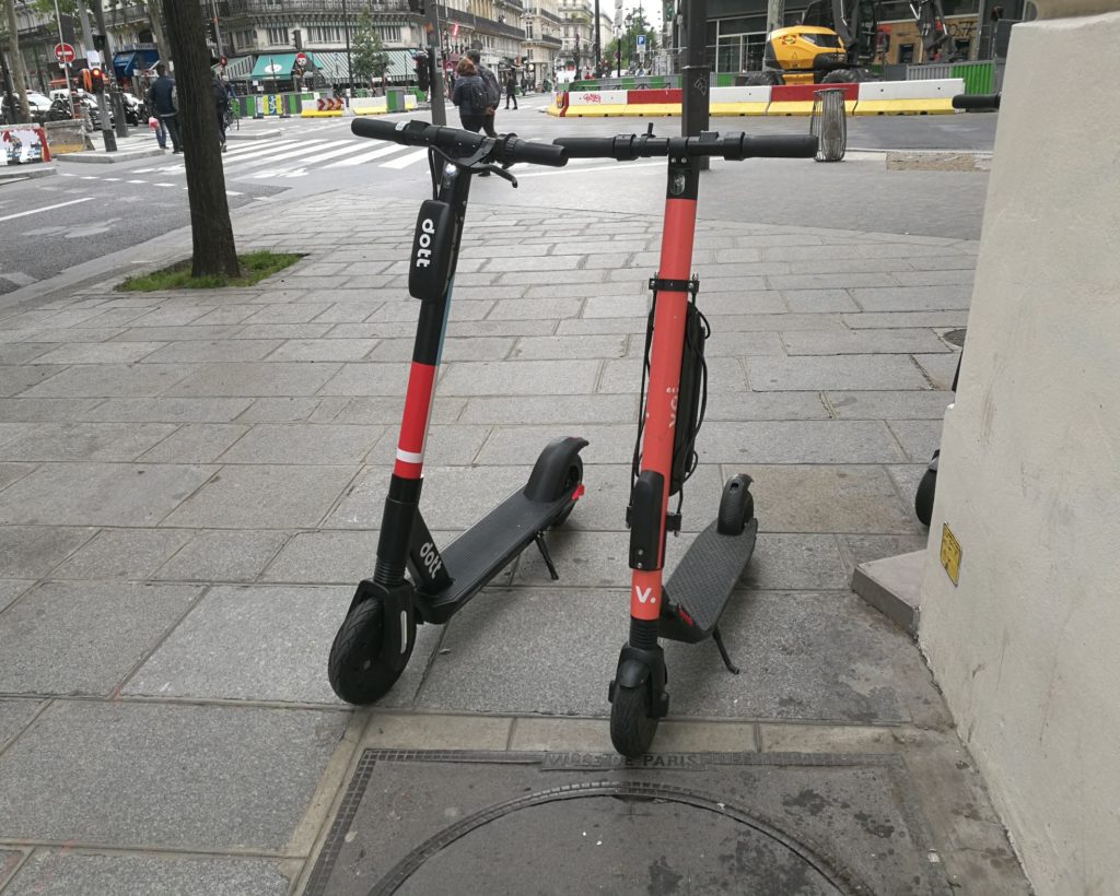 Comparaison entre une trottinette Dott et une trottinette VOI. // Source : Léopold Maçon Comparaison entre une trottinette Dott et une trottinette VOI. // Source : Léopold Maçon