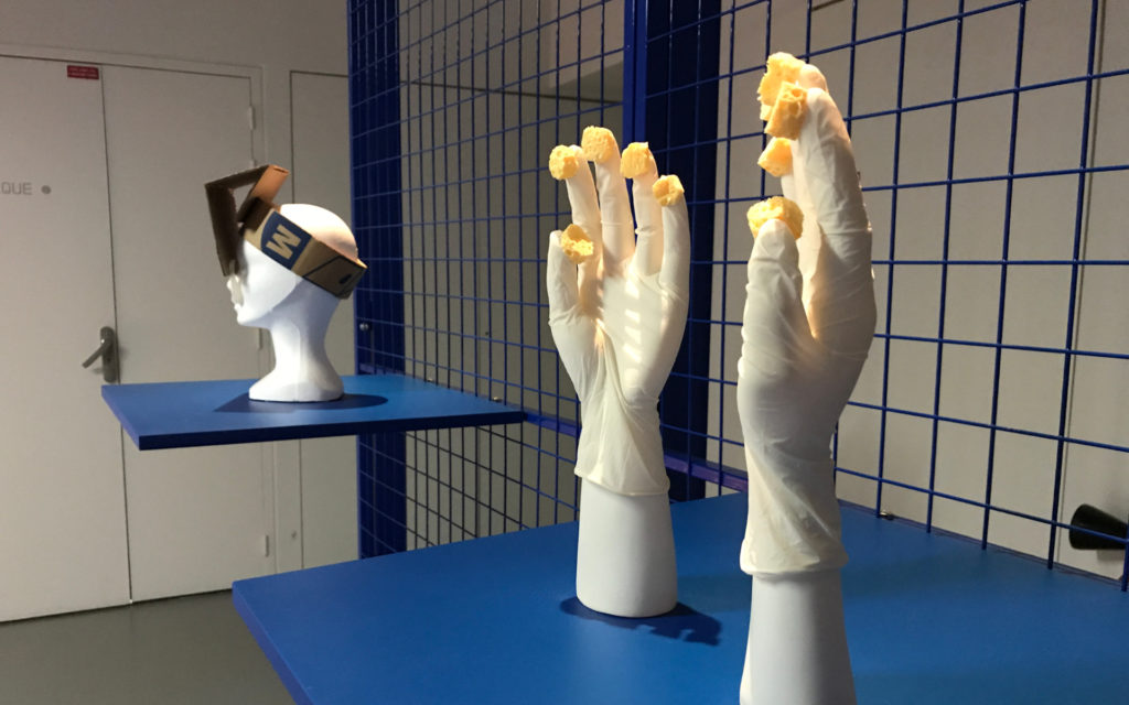 Des subterfuges absurdes pour éviter l'addiction aux technologies. // Source : Nelly Lesage pour Numerama Des subterfuges absurdes pour éviter l'addiction aux technologies. // Source : Nelly Lesage pour Numerama