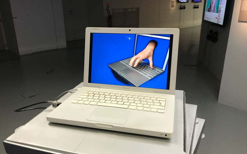 Une vidéo sur l'histoire de l'informatique... sans femmes. // Source : Nelly Lesage pour Numerama Une vidéo sur l'histoire de l'informatique... sans femmes. // Source : Nelly Lesage pour Numerama