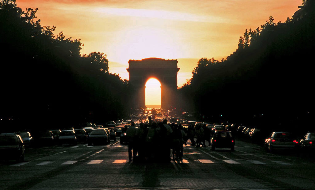 Le Soleil se couche sous l'Arc de Triomphe, le 4 août 1997. // Source : Wikimedia/CC/GodefroyParis Le Soleil se couche sous l'Arc de Triomphe, le 4 août 1997. // Source : Wikimedia/CC/GodefroyParis