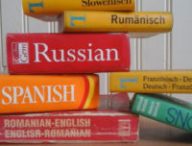 Des dictionnaires. // Source : Max Pixel/CC0 Domaine public (photo recadrée)