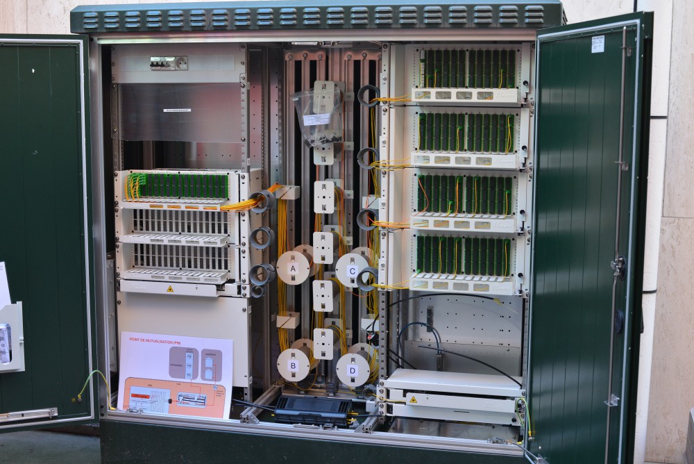 Une armoire de rue dans laquelle se trouve les connexions fibre d'un quartier. // Source : FrAndroid Une armoire de rue dans laquelle se trouve les connexions fibre d'un quartier. // Source : FrAndroid