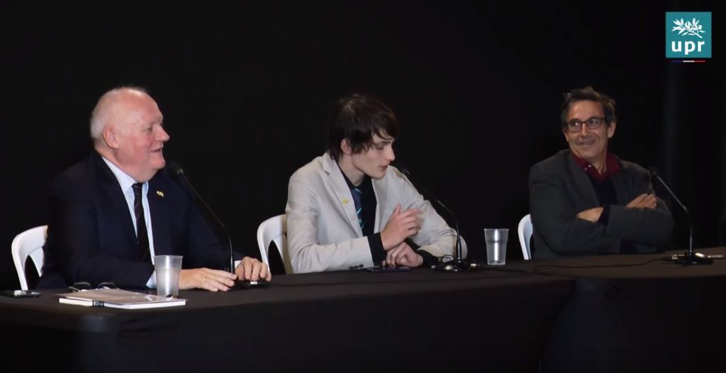Aurélien Enthoven, au milieu, aux côtés de François Asselineau lors de l'université d'été du parti. // Source : Capture d'écran YouTube / UPR TV Aurélien Enthoven, au milieu, aux côtés de François Asselineau lors de l'université d'été du parti. // Source : Capture d'écran YouTube / UPR TV