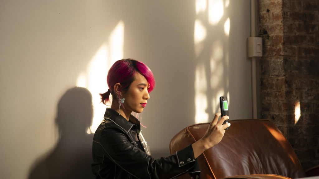 Une femme tenant un smartphone. Photo d'illustration. // Source : Broadly Gender Photos / VIce Une femme tenant un smartphone. Photo d'illustration. // Source : Broadly Gender Photos / VIce