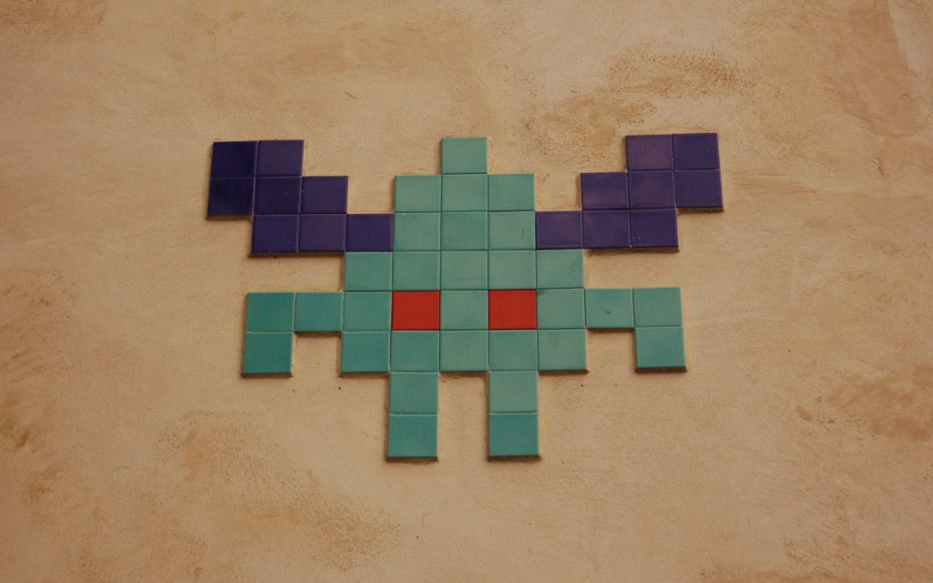 L'une des mosaïques de Franck « Invader » Slama sur un mur à Paris. // Source : Wikipédia L'une des mosaïques de Franck « Invader » Slama sur un mur à Paris. // Source : Wikipédia