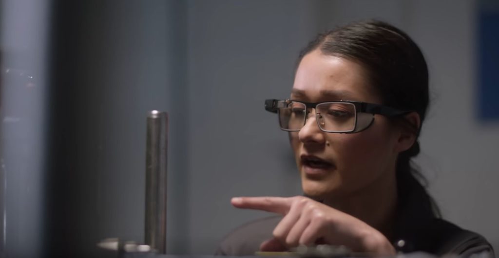 Pour l'instant, les entreprises sont la seule cible des Google Glass. // Source : Youtube/Google AR & VR Pour l'instant, les entreprises sont la seule cible des Google Glass. // Source : Youtube/Google AR & VR