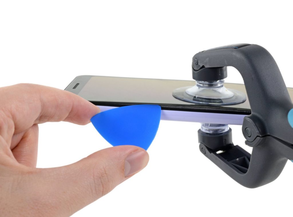 La coque n'a pas besoin de source de chaleur pour être enlevée. // Source : iFixit La coque n'a pas besoin de source de chaleur pour être enlevée. // Source : iFixit
