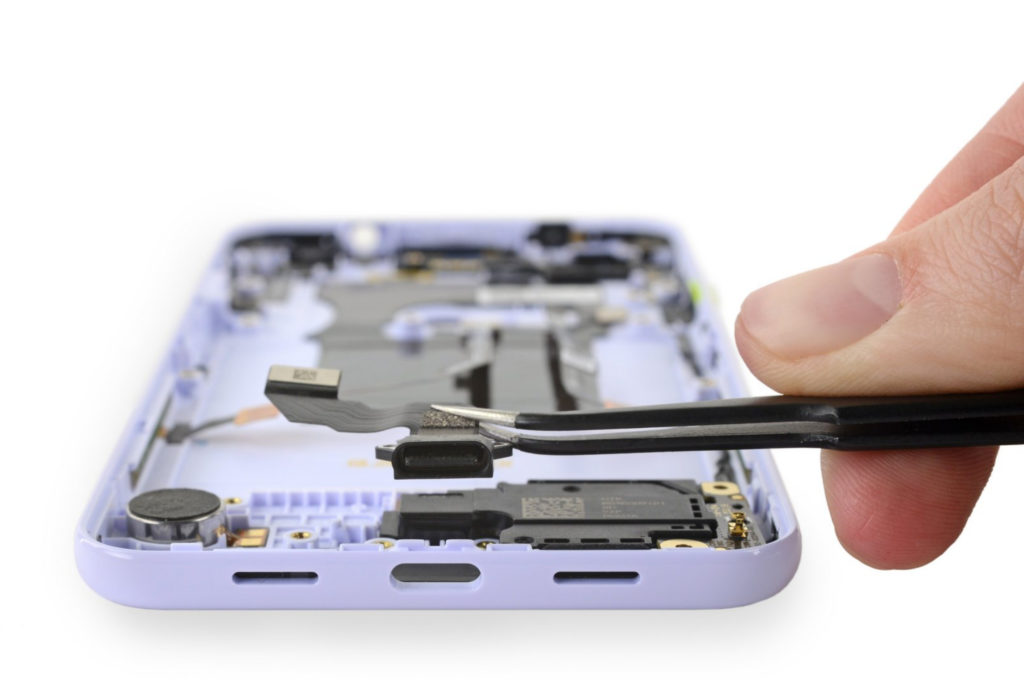 iFixit souligne la facilité avec laquelle on peut retirer la plupart des éléments du smartphone. // Source : iFixit iFixit souligne la facilité avec laquelle on peut retirer la plupart des éléments du smartphone. // Source : iFixit