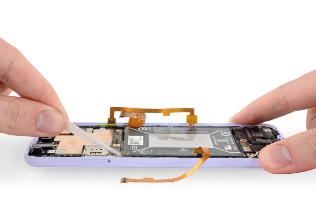 Attention à ces câbles, faciles à endommager lors du démontage. // Source : iFixit Attention à ces câbles, faciles à endommager lors du démontage. // Source : iFixit