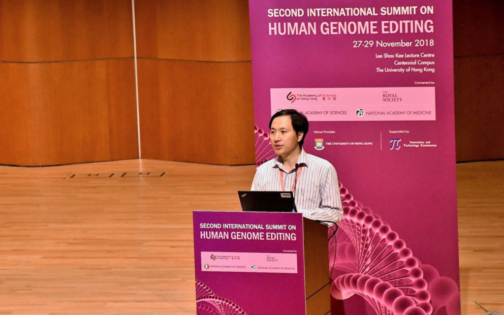 He Jiankui en novembre 2018. // Source : Wikimedia/CC/VOA - Iris Tong (photo recadrée) He Jiankui en novembre 2018. // Source : Wikimedia/CC/VOA - Iris Tong (photo recadrée)