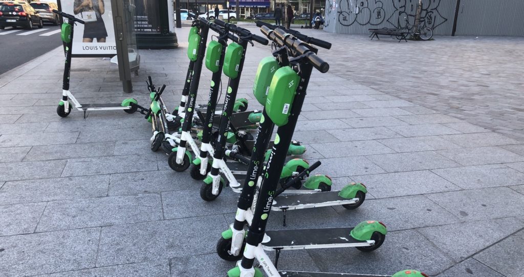 Des trottinettes Lime dans la rue à Paris // Source : Marie Turcan pour Numerama Des trottinettes Lime dans la rue à Paris // Source : Marie Turcan pour Numerama
