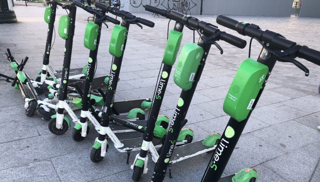 Des trottinettes Lime dans la rue à Paris // Source : Marie Turcan pour Numerama