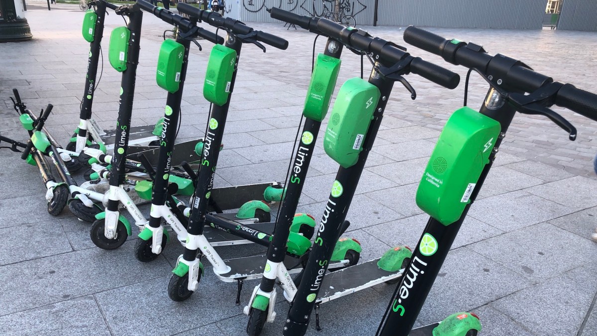 Des trottinettes Lime dans la rue à Paris // Source : Marie Turcan pour Numerama Des trottinettes Lime dans la rue à Paris // Source : Marie Turcan pour Numerama