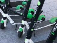 Des trottinettes Lime dans la rue à Paris // Source : Marie Turcan pour Numerama