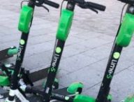Des trottinettes Lime dans la rue à Paris // Source : Marie Turcan pour Numerama