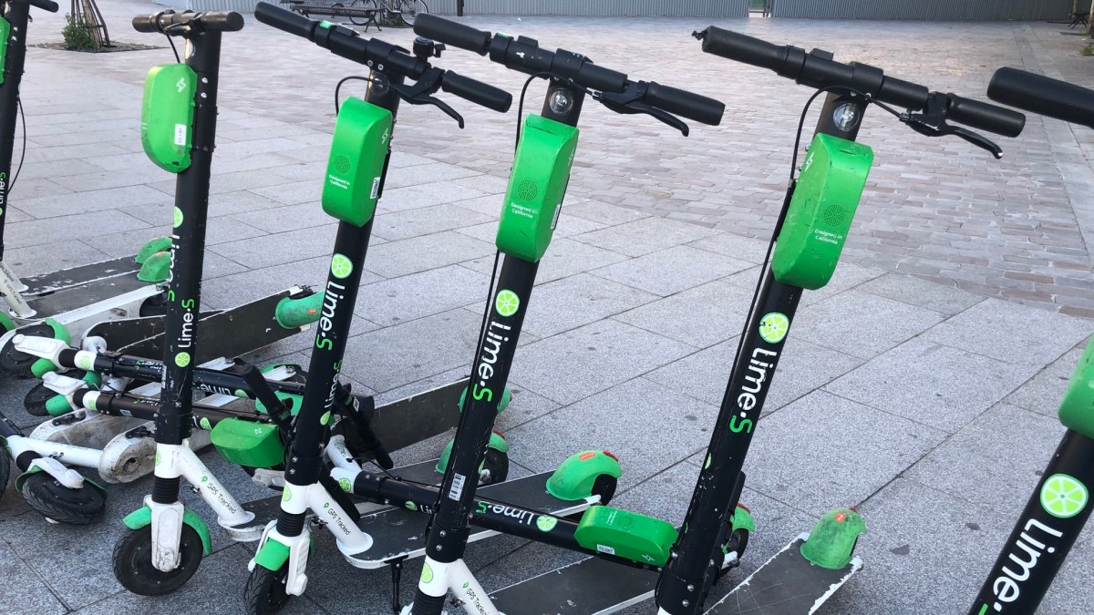 Des trottinettes Lime dans la rue à Paris // Source : Marie Turcan pour Numerama Des trottinettes Lime dans la rue à Paris // Source : Marie Turcan pour Numerama