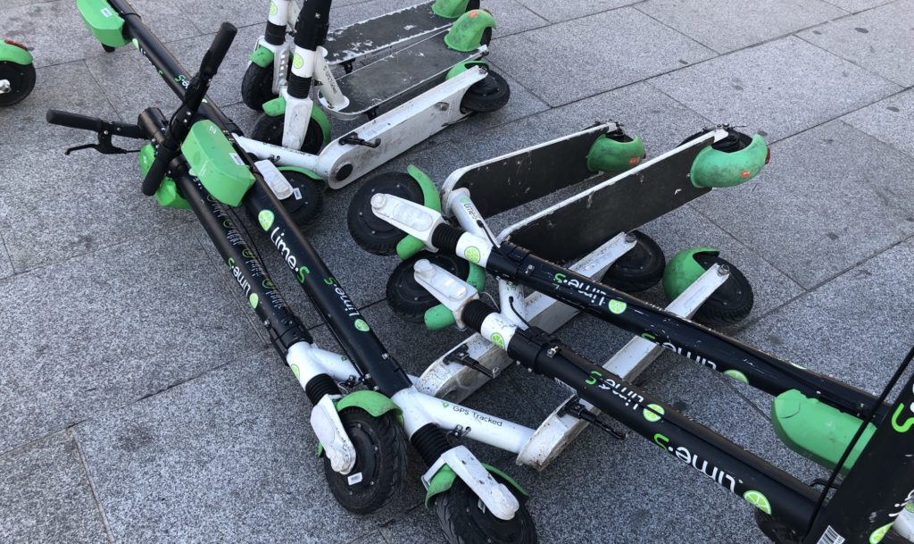 Des trottinettes Lime dans la rue à Paris // Source : Marie Turcan pour Numerama Des trottinettes Lime dans la rue à Paris // Source : Marie Turcan pour Numerama