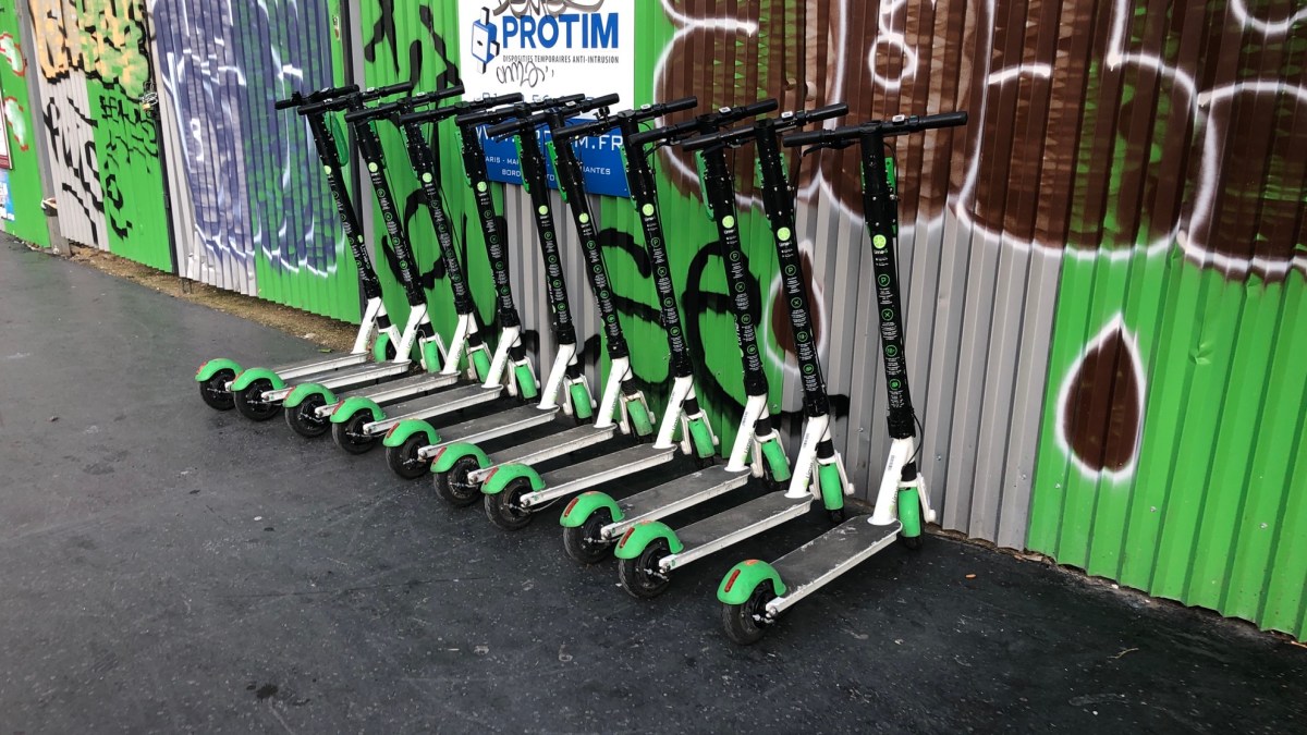 Des trottinettes Lime dans la rue à Paris // Source : Marie Turcan pour Numerama Des trottinettes Lime dans la rue à Paris // Source : Marie Turcan pour Numerama
