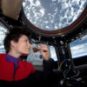 L'astronaute Samantha Cristoforetti boit un café dans l'ISS. // Source : Wikimedia/CC/Nasa (photo recadrée) L'astronaute Samantha Cristoforetti boit un café dans l'ISS. // Source : Wikimedia/CC/Nasa (photo recadrée)