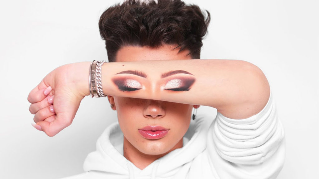 James Charles, dans l'une de ses vidéos. // Source : Capture d'écran YouTube / James Charles James Charles, dans l'une de ses vidéos. // Source : Capture d'écran YouTube / James Charles