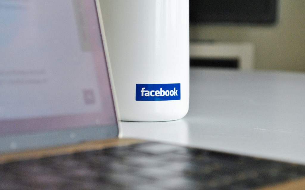Une étiquette Facebook. // Source : Pexels (photo recadrée) Une étiquette Facebook. // Source : Pexels (photo recadrée)