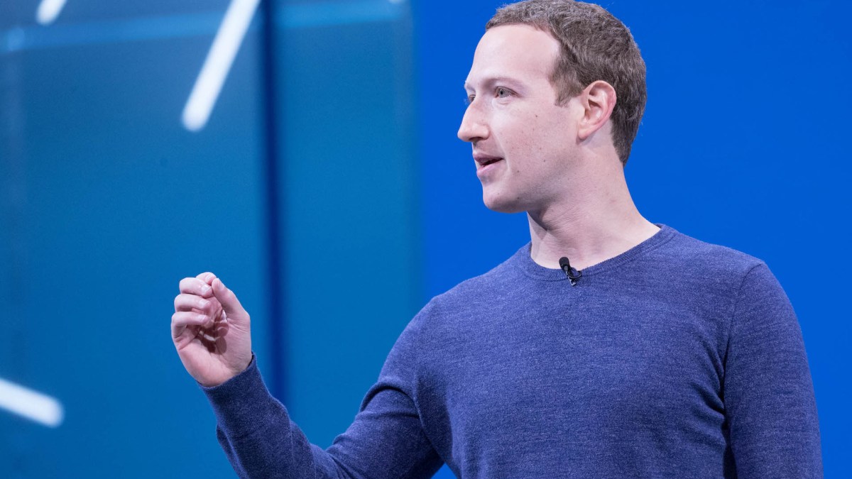 Mark Zuckerberg pendant la F8 de 2018. // Source : Wikimedia/CC/Anthony Quintano (photo recadrée) Mark Zuckerberg pendant la F8 de 2018. // Source : Wikimedia/CC/Anthony Quintano (photo recadrée)