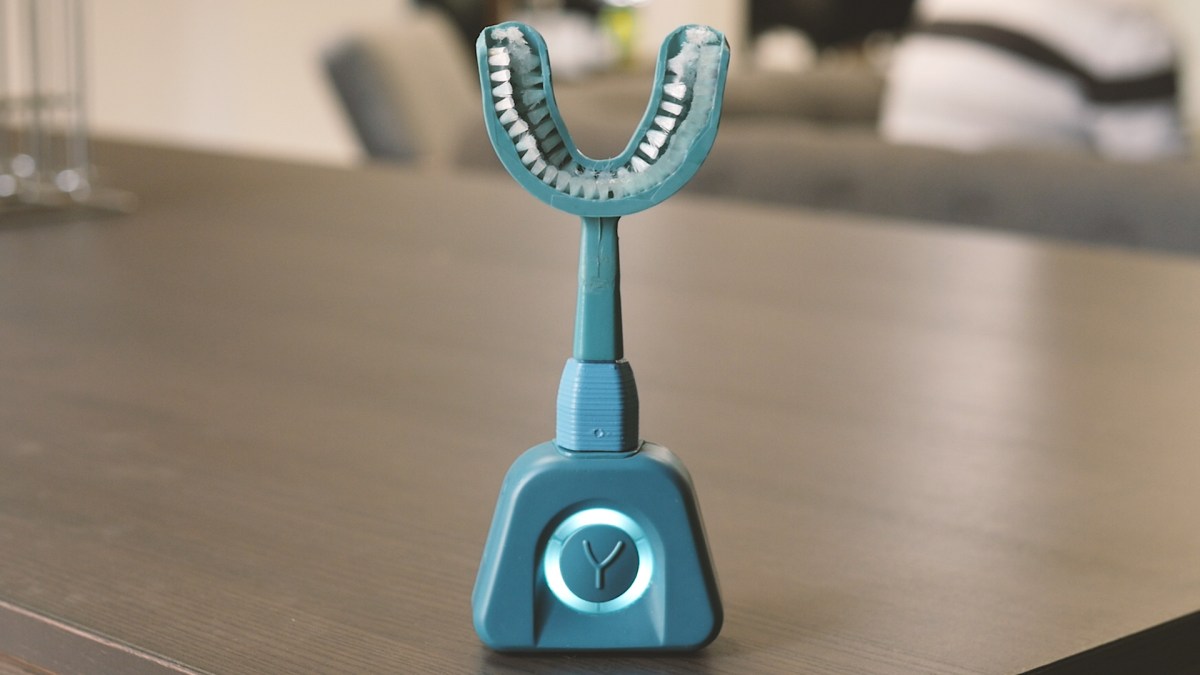 Brosse et base (l'adaptateur ne sera plus présent dans la version finale) // Source : Louise Audry pour Numerama Brosse et base (l'adaptateur ne sera plus présent dans la version finale) // Source : Louise Audry pour Numerama