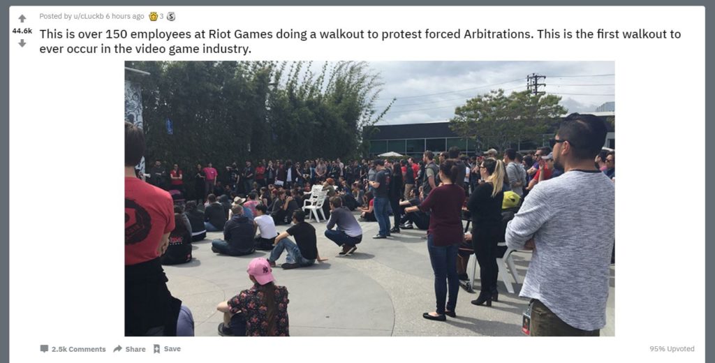 Une image des protestations. // Source : Capture d'écran Reddit - /luckb Une image des protestations. // Source : Capture d'écran Reddit - /luckb