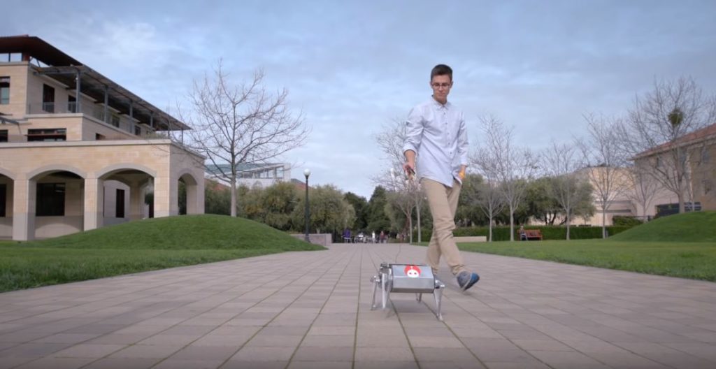 Doggo se promène comme un chien. // Source : Capture d'écran YouTube / Stanford Doggo se promène comme un chien. // Source : Capture d'écran YouTube / Stanford