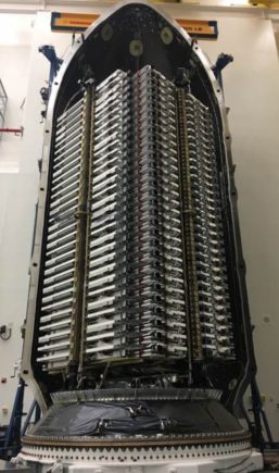 Les satellites Starlink à l'intérieur de la fusée Falcon 9. // Source : Twitter/Elon Musk Les satellites Starlink à l'intérieur de la fusée Falcon 9. // Source : Twitter/Elon Musk