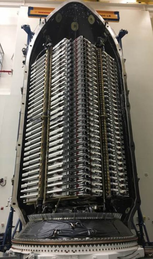 Les satellites Starlink à l'intérieur de la fusée Falcon 9. // Source : Twitter/Elon Musk Les satellites Starlink à l'intérieur de la fusée Falcon 9. // Source : Twitter/Elon Musk