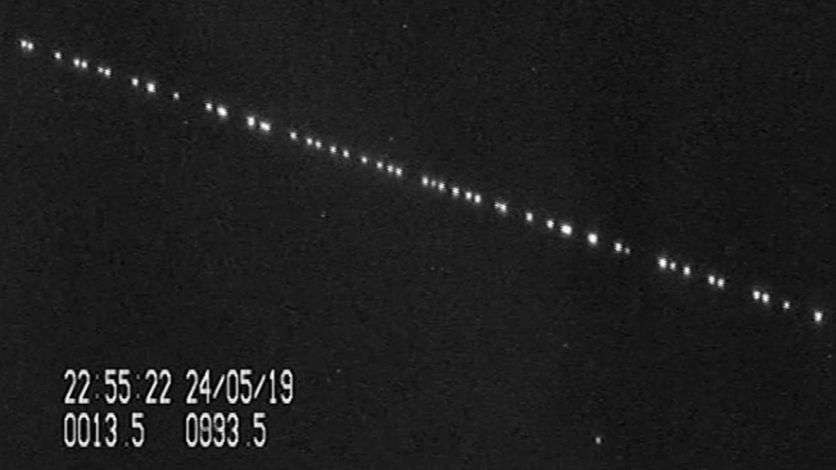 Les satellites StarLink en orbite. // Source : Vimeo/Marco Langbroek Les satellites StarLink en orbite. // Source : Vimeo/Marco Langbroek