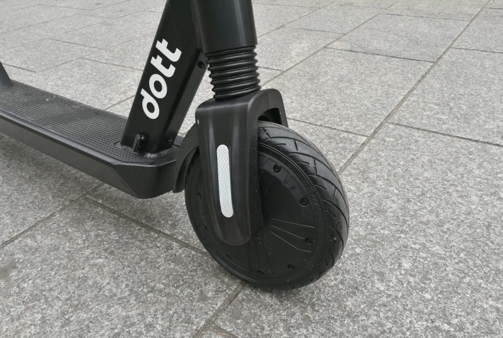 Les roues de la trottinette Dott sont un de ses meilleurs atouts. // Source : Léopold Maçon Les roues de la trottinette Dott sont un de ses meilleurs atouts. // Source : Léopold Maçon