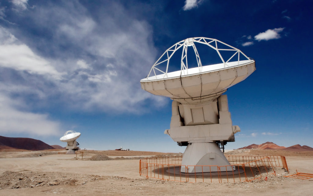 Des antennes du télescope ALMA. // Source : Wikimedia/CC/Iztok Bončina/ESO (photo recadrée) Des antennes du télescope ALMA. // Source : Wikimedia/CC/Iztok Bončina/ESO (photo recadrée)