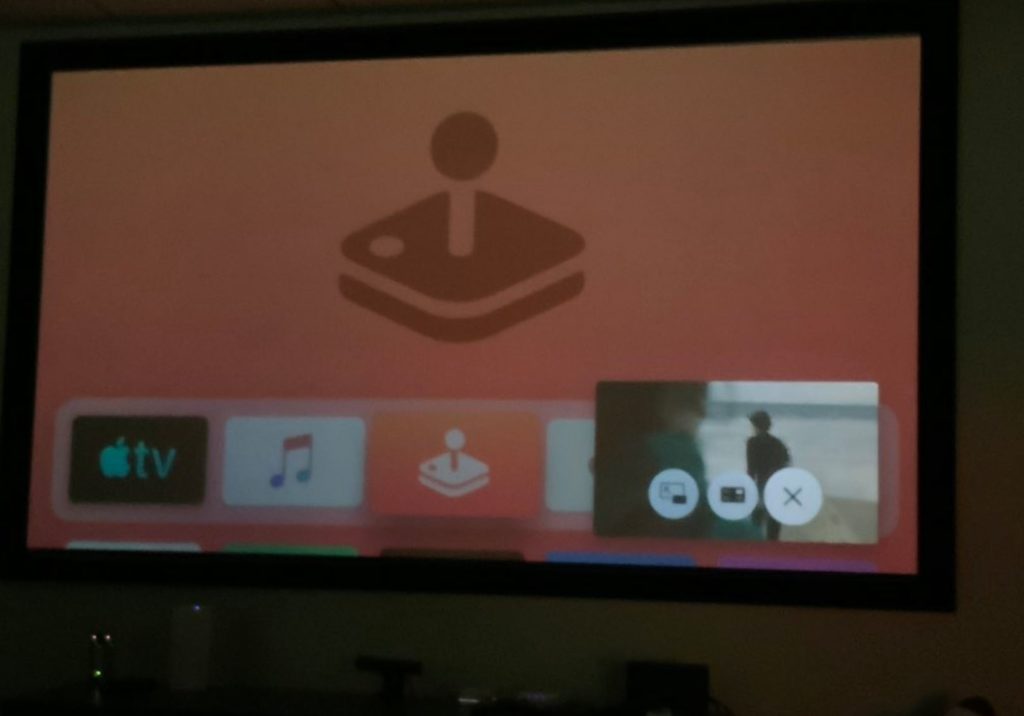 Pour l'instant, le mode PIP ne peut être utilisé qu'avec la Bêta tvOS 13 dédiée au développeurs. // Source : Twitter/Nikolaj Hansen-Turton
