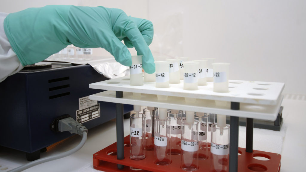 Des échantillons dans un laboratoire. // Source : Flickr/CC/IAEA Imagebank (photo recadrée) Des échantillons dans un laboratoire. // Source : Flickr/CC/IAEA Imagebank (photo recadrée)