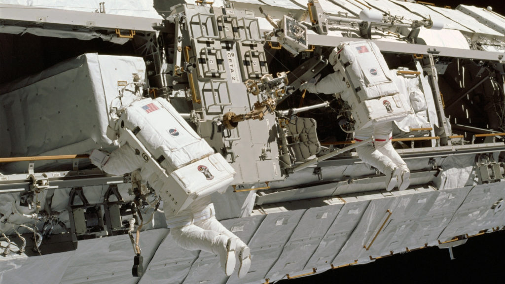 Des astronautes et la Station spatiale internationale. // Source : Pxhere (photo recadrée) Des astronautes et la Station spatiale internationale. // Source : Pxhere (photo recadrée)