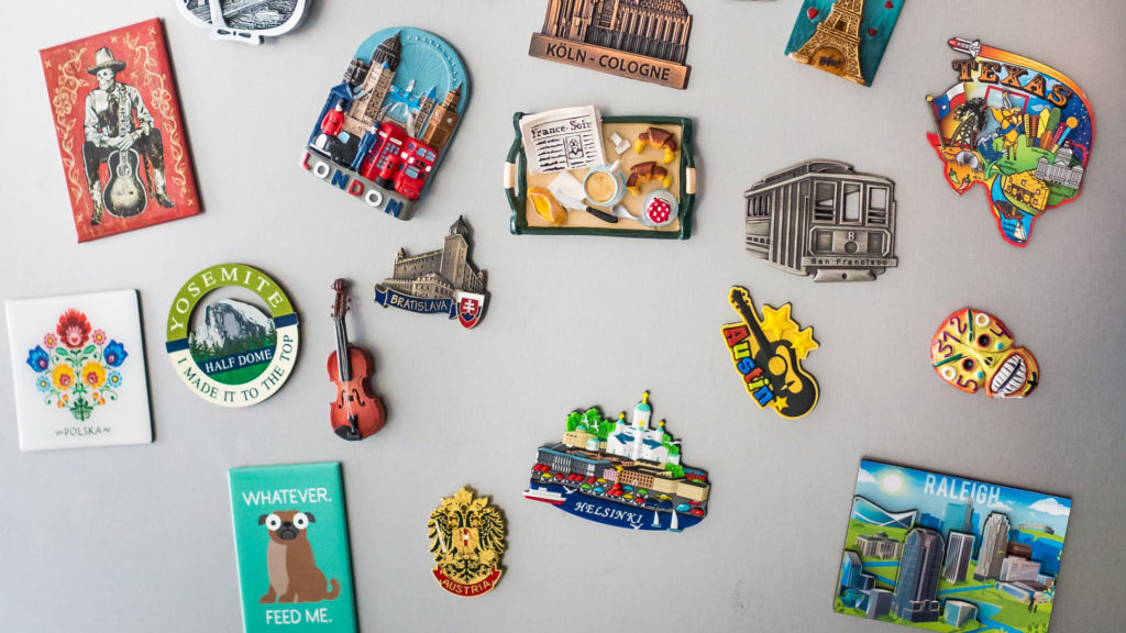 Des magnets sur un frigo. // Source : Flickr/CC/Sergey Galyonkin (photo recadrée) Des magnets sur un frigo. // Source : Flickr/CC/Sergey Galyonkin (photo recadrée)