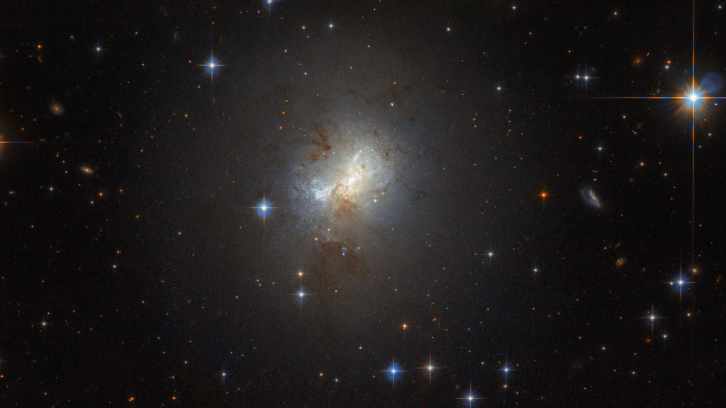 La galaxie ESO 495-21. // Source : ESA/Hubble, NASA (photo recadrée) La galaxie ESO 495-21. // Source : ESA/Hubble, NASA (photo recadrée)