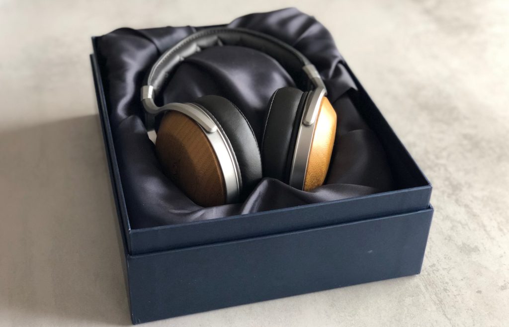 Le packaging du casque Denon AH-D9200 // Source : Numerama Le packaging du casque Denon AH-D9200 // Source : Numerama