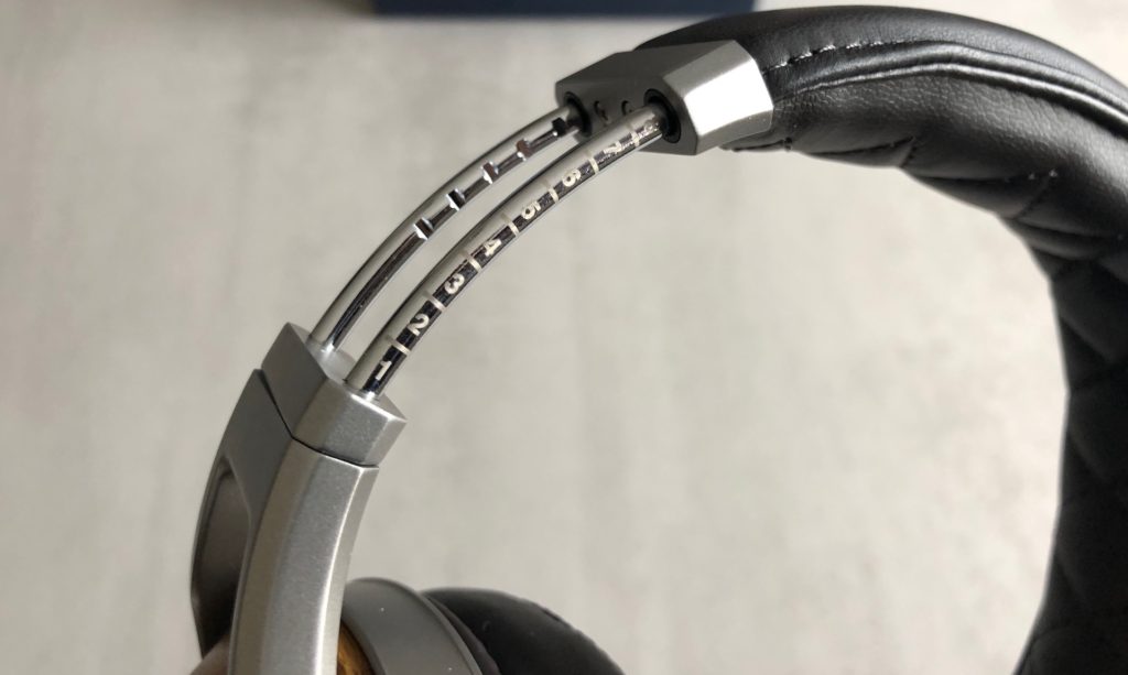 Réglage de l'arceau du casque Denon AH-D9200 // Source : Numerama Réglage de l'arceau du casque Denon AH-D9200 // Source : Numerama