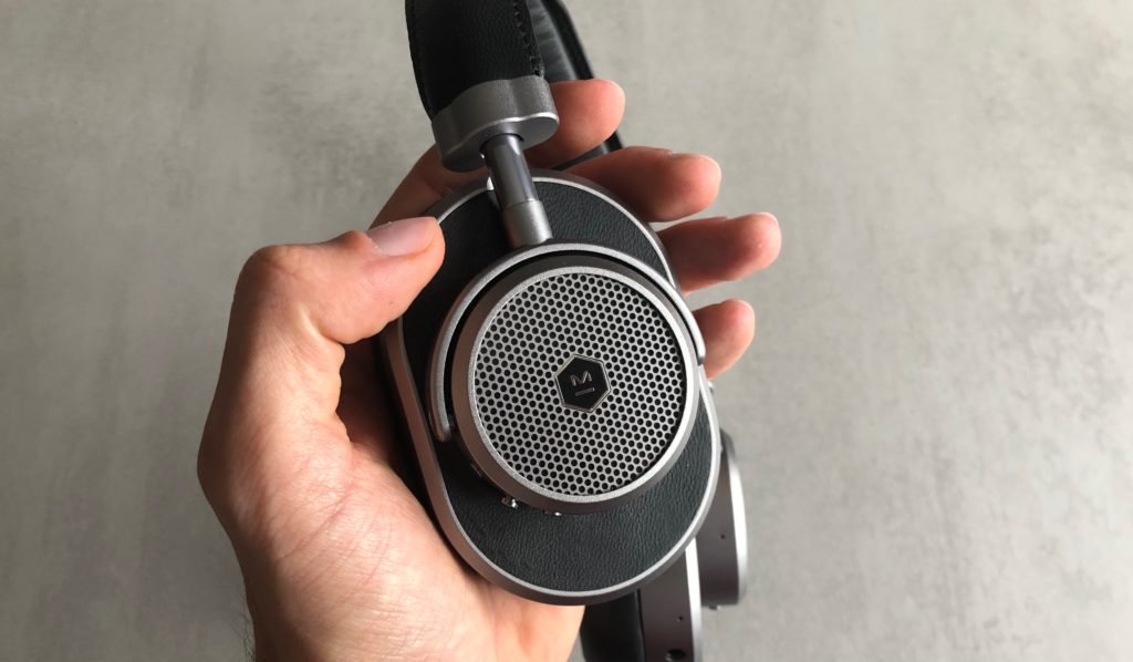 Oreillette du casque Master & Dynamic MW65  // Source : Numerama