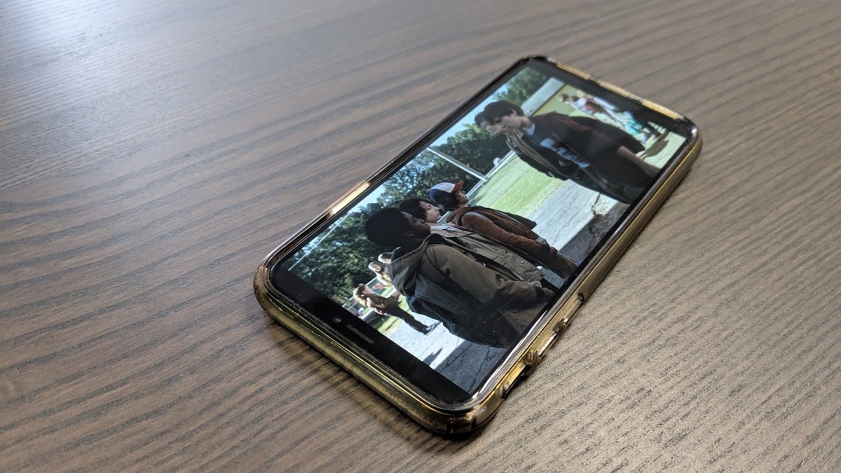 Strangers Things sur un iPhone X // Source : Julien Cadot pour Numerama Strangers Things sur un iPhone X // Source : Julien Cadot pour Numerama